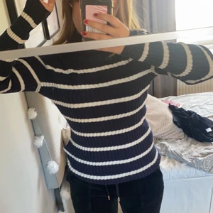 Tröja  - Skit snygg randig tröja, liten polokrage. Den är väldigt stretchig så passar ungefär alla storlekar🙌🏼