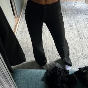 Kostymbyxor - Säljer mina snygga svarta kostymbyxor ifrån monki!!💕Använda ett antal gånger!!💕 