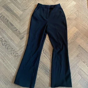 Kostymbyxor  - Svarta kostymbyxor från Zara i storlek XS.