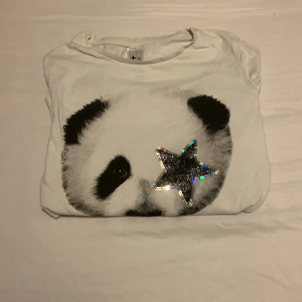 En jätte fin och mysig tröja med en panda på . Tröjor & Koftor.