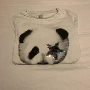 En jätte fin och mysig tröja med en panda på 