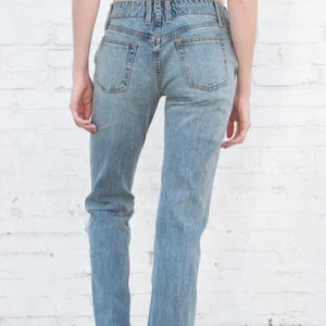 Lågmidjade jeans - Säljer dessa jätte dessa fina nästan oandvända jeans från Brandy Melville💗 Har aldrig haft tillfället att andvända dem, men dem är snygga och trendiga💗 har lite slitach på benen men inget man ser när man har på sig dem 