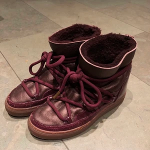 Inuikii - Super fina Inuikii skor. Rätt så andvända därav de billiga priset💕