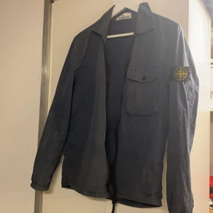 Stone Island overshirt - Storlek S Cond: 8,5/10 (en liten fläck under bröstfickan som drar ner den)  Köpt på NK, pris kan diskuteras.   Kan mötas upp vid slussen eller sälja via frakt mot betalning av frakten