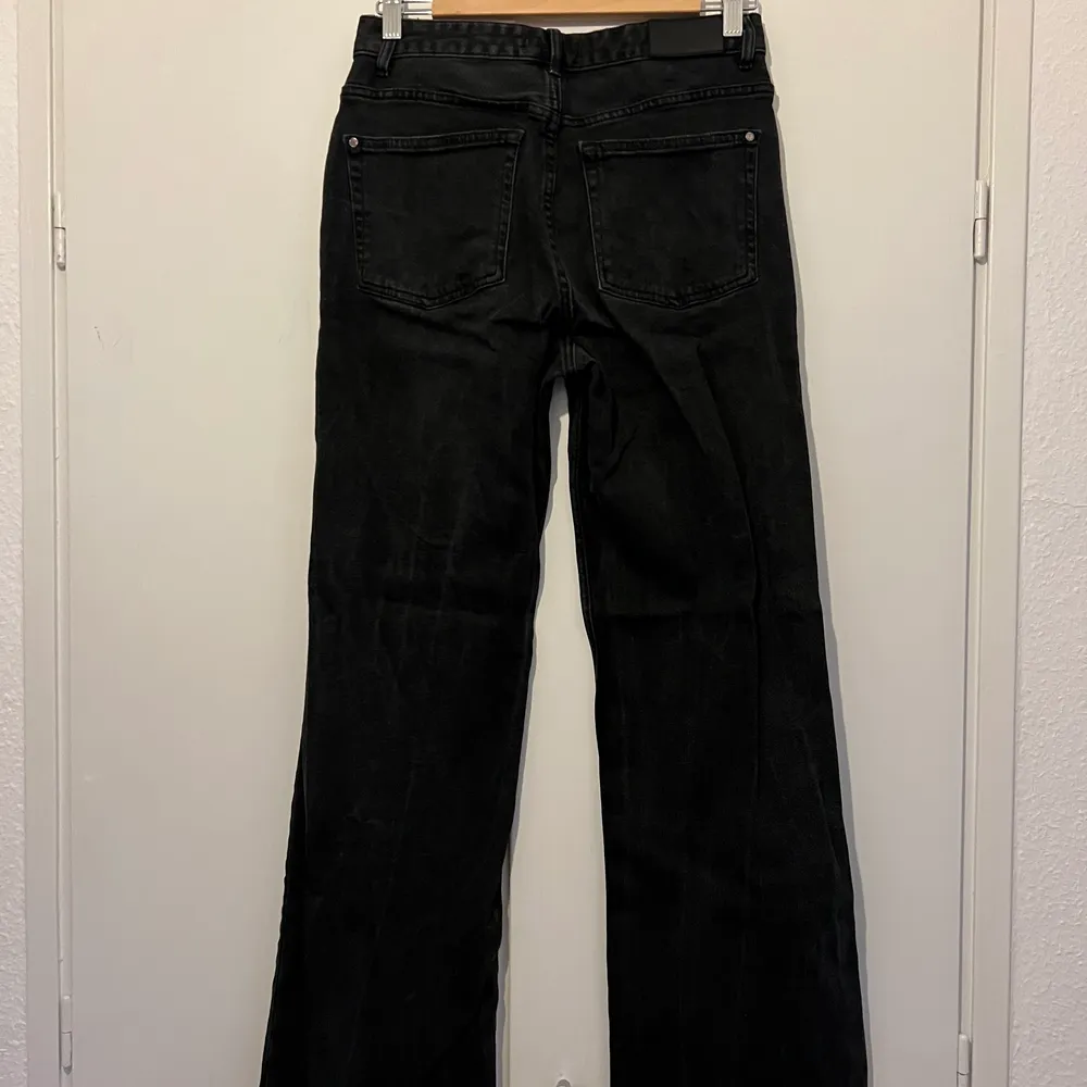 Svart/grå jeans i högmidjad bootcut modell från Mango. Fint men använt skick. För mer information och bilder kontakta mig.. Jeans & Byxor.