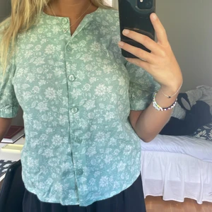 Blommig topp - Blommig topp, köpt secondhand men aldrig använt, fint skick💖