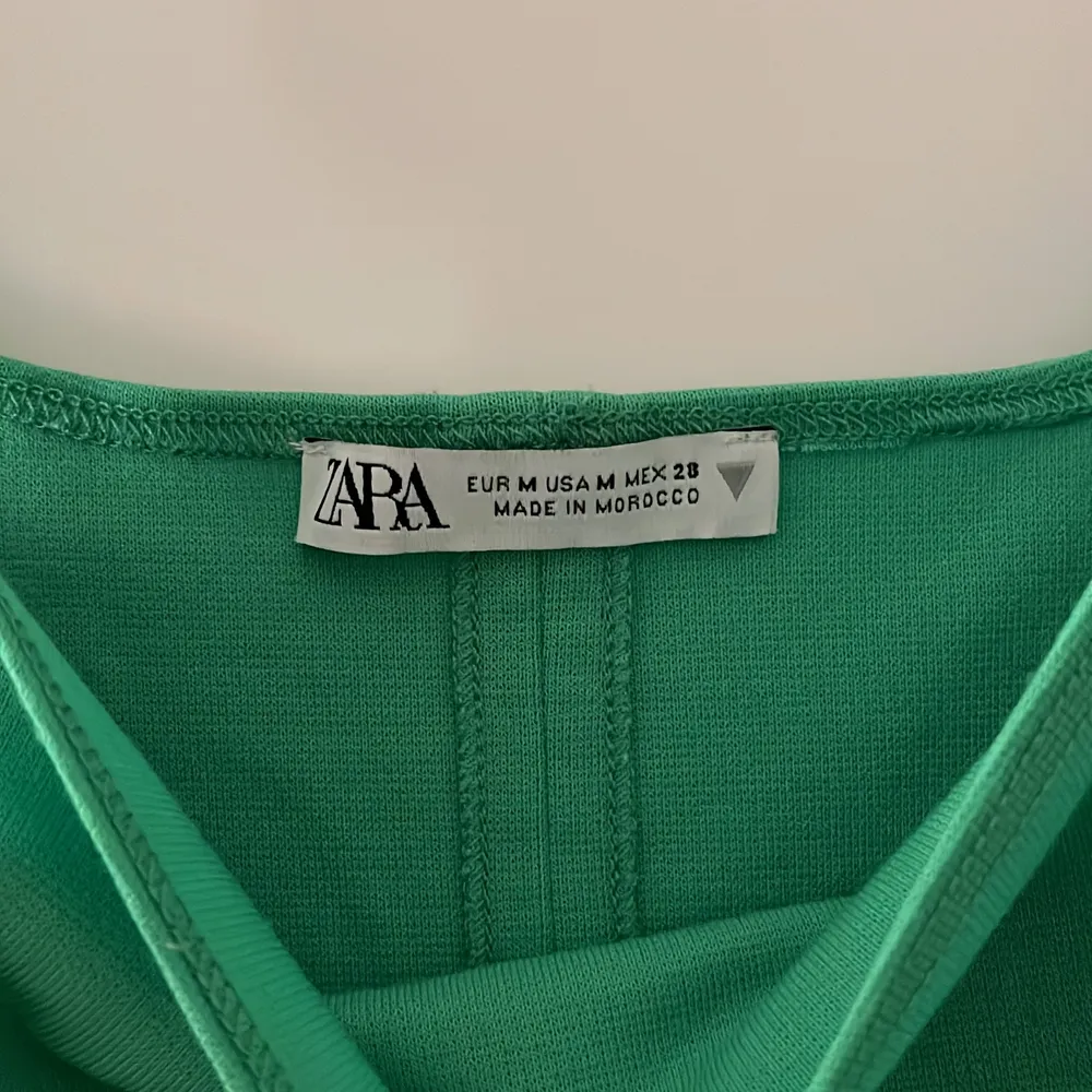 Nytt & bra skick, grön fin tajt klänning från Zara i storlek M. Figursydd, sitter hur bra som helst. Frakt kostar. . Klänningar.