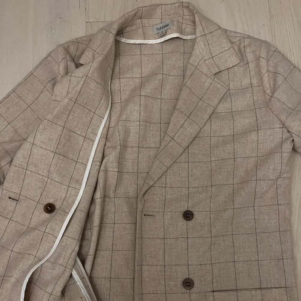 Totême kavaj. Köpt på second hand butiken ”arkivet” på Nybrogatan. Den är 100% ull men skön och sticks inte. Ser helt ny ut, inga spår av slitage. Normal i storlek, jag är s/m i vanliga fall och denna är s🤍 färgen är beige/grå. Puvut & Bleiserit.