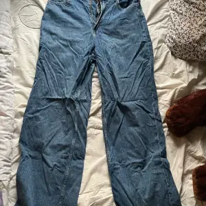 Blåa jeans från H&M som jag tyvärr har växt ur. Om du har några frågor så är det bara att kontakta! :)