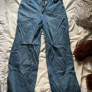 Blåa jeans - Blåa jeans från H&M som jag tyvärr har växt ur. Om du har några frågor så är det bara att kontakta! :)
