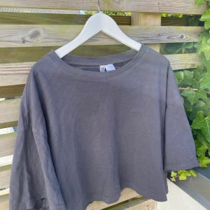 T-shirt från H&M i storlek L - Fin grå tröja ifrån H&M och storlek L. Men passar även S/M. Tvättas innan jag skickar den