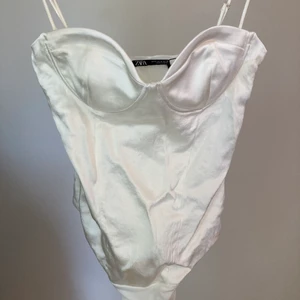 Body från Zara - Superfin body från zara som tyvärr va liten i storleken och inte passade mig. Helt ny med lappar kvar. Strl M men passar snarare som en S / XS