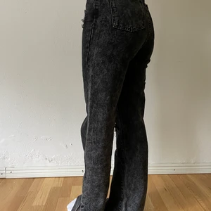 Nya slitna byxor - Dessa superfina byxor som är helt som nya, aldrig riktigt använt dom. Flyttar utomlands snart och kommer enbart ha tid att posta fram tills 8/9 så passa på!! 💘 TRYCK INTE PÅ KÖP DIREKT!