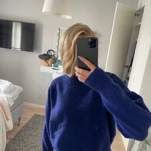 Blå stickad tröja från zara - Denna fina stickade tröjan från Zara är i storleken s, men skulle tro att den passar Xs och M. Jag säljer den pågrund av att den inte kommer till användning. Köpt för 399kr💓