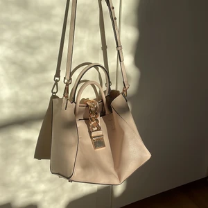 Väska - En så fin väska ljusrosa ish beige väska. Vet tyvärr inte märket app den. Fick den för många år sedan men blev aldrig använd.