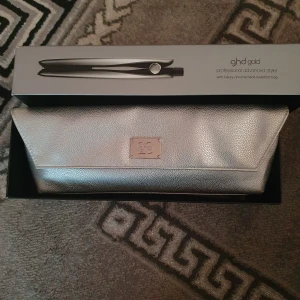 Ghd Gold plattång limited edition  - Helt ny i sin kartong och sin tillhörande silver väska denna e av en makeup artisternas favorit och den håller riktigt hög kvalitet nypris kostar den 2200 mitt pris 1300