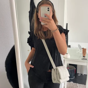 Vit väska  - Jättefin vit väska från Mango i bra skick💗 kommer inte till användning längre🌸