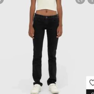 Lågmidjade jeans svarta - lågmidjade jeans i storlek 32 från stradivarius nypris: 350 kr  köparen står för franken 