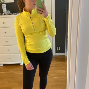 Träningströja OTP - Träningströja i tjockare material från OTP i storlek XS. Insydda reflexer samt ficka baktill för exempelvis mobil eller nycklar. Passar även som S.