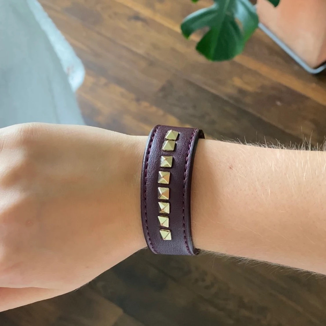 Vinrött armband med nitar från Edblad!💞