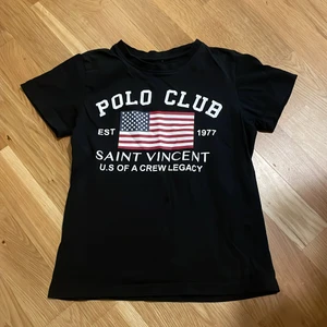 Svart t-shirt med tryck  - Svart t-shirt med tryck. För pojkar. Storlek: 134/140