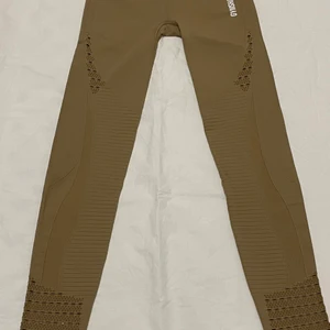 Gymstark  - Hej, jag köpte dom här byxorna på Gymshark, men tyvärr så passar dom inte mig Det är storlek XS på dom väldigt sköna att ha på sig, hoppas detta lokar din uppmärksamhet 