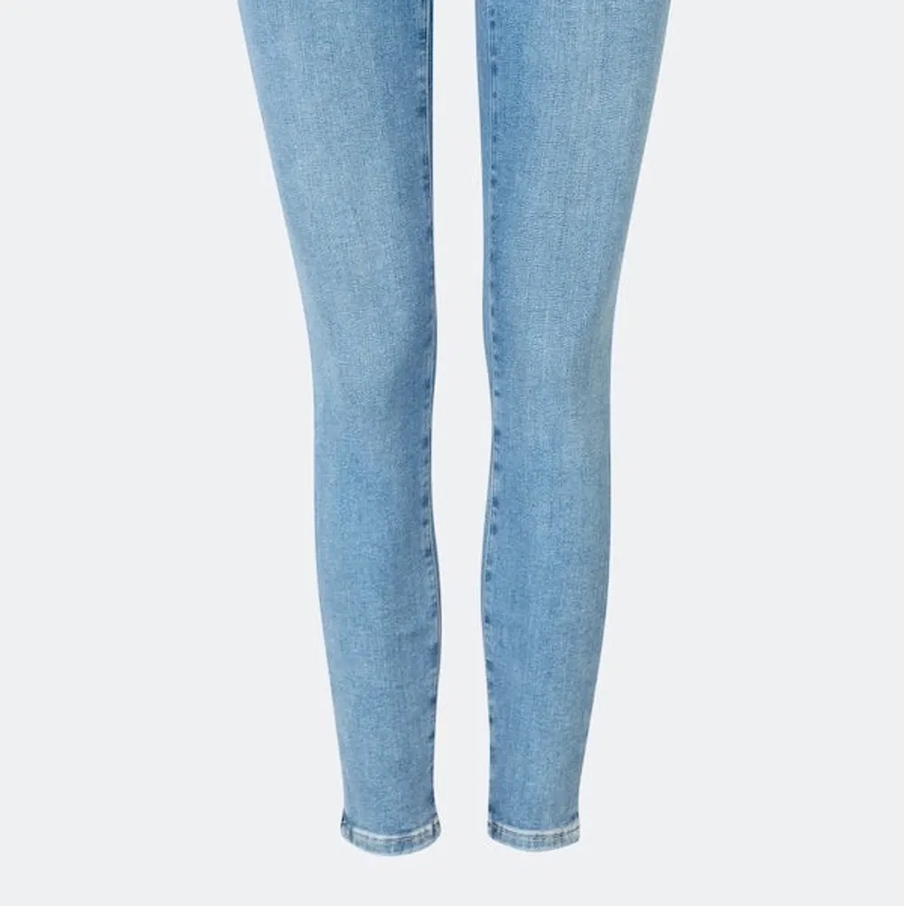 Säljer nu ett par blåa jeans från bik bok. Använda fåtal gånger. Säljer pga för små. Väldigt fint skick, inga hål, fläckar mm💕. Original pris 599kr. Jeans & Byxor.