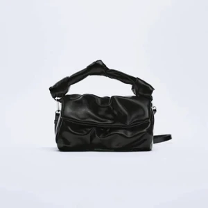 Populär Zara väska  - Säljer denna superfina väska från Zara som är slutsåld.  Superfint skick på den! 