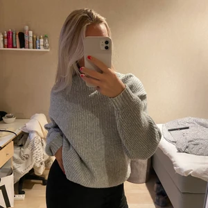 Tröja  - Jätte fin ljusgrå sticksd tröja 