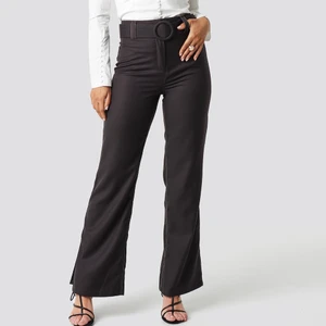 Milena Karl x NAKD byxor - Jättefina chokladbruna byxor/kostymbyxor från NAKD. Helt nya lappar finns kvar! Väldigt stretchiga material passar både 34 och 36. Nypris 499. Skickar gärna flera bilder! 