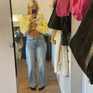 blå jeans  - Högmidjade jeans. (Stryks innan försäljning) Ifrån Lager 157