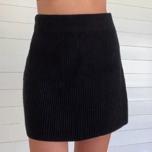 Stickad kjol - Säljer min superfina stickade kjol som endast är använd ett fåtal gånger💓bilden är lånad