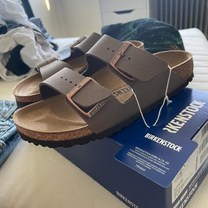 HELT NYA OANVÄNDA BIRKENSTOCKS ARIZONA MOCCA - Helt nya och helt oanvända (inte ens testade)! Säljer pga fick ett par andra! Nypris: 1000kr! Mitt pris: 750