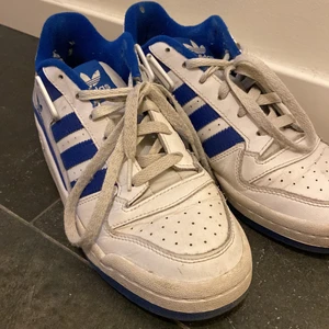 Blåa adidas  - Ett par blåa adidas som e ganska väl använda men ändå snygga! Dom är i storlek 40
