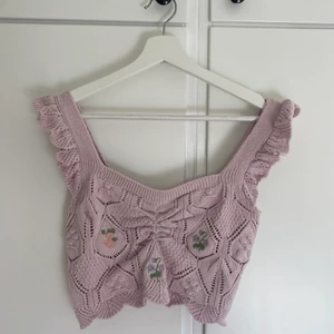 Virkat linne - Super sött virkat och kortare linne från Zara i väldigt bra skick då den knappt är använd!💛 