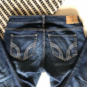 Lågmidjade holister jeans - Lågmidjade holister Jeans w26 L29, kollar frakt om du är intresserad KÖP EJ NU!