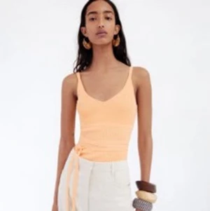 Topp - Ljusorange- färgad topp ifrån Zara. Den är i stl S och sitter bra på mig som har Xs/S💃🏼 säljer pga att den inte kommer till användning och att den tar plats i garderoben. Säljer till bra pris!