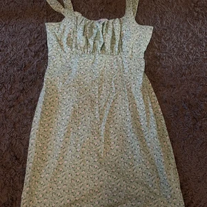 Grön klänning  - En grön, kort klänning från Hollister/Zalando. Använd några gånger förra sommaren. Storlek M. 100 kr + 39 kr frakt 