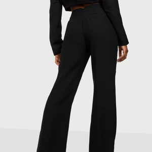 Nelly kostymbyxor - Svarta kostymbyxor från nelly.com, nypris 499kr. Säljer pga att dom har blivit försmå. Kan mötas upp i Uppsala