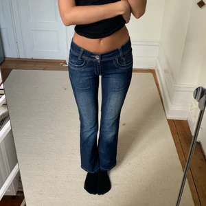 Låtmidjade jeans - Sjukt snygga lågmidjade jeans. Stretchigt material. Väldigt bra skick! 