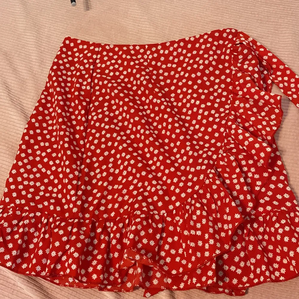 Säljer denna klassiska röda kjolen från SHEIN. Röd i stolek s och som ni ser kan man knyta dem på sidan och det finns även en dragkedja. Tror den kostade runt 100-120 om jag inte minns fel. . Kjolar.