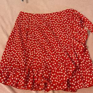 Säljer denna klassiska röda kjolen från SHEIN. Röd i stolek s och som ni ser kan man knyta dem på sidan och det finns även en dragkedja. Tror den kostade runt 100-120 om jag inte minns fel. 