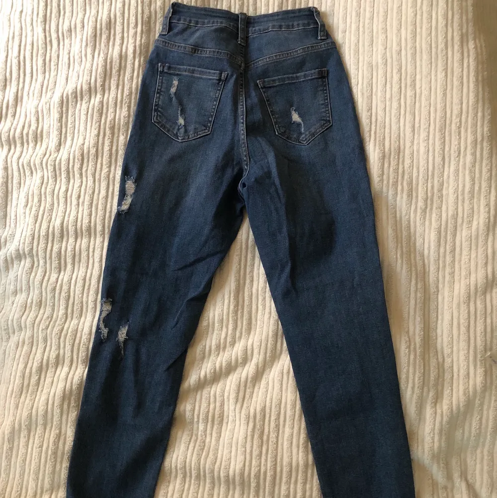 Nyskick Fashion Nova jeans som sitter ursnyggt på kroppen. De är beställda i strlk S. Väldigt skönt jeansmaterial och grym figurnära passform. . Jeans & Byxor.