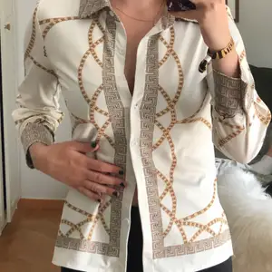 Mönstrad skjorta som ser ut som Versace. 