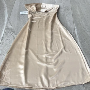 Champagne klänning  - Strapless champagne klänning helt oanvänd med lappen kvar! Pris kan diskuteras 💕 100% polyester 