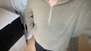 Stickad tröja  - Grön stickad tjöja med krage från hm. Litte nobbrig Inge mer än så. Sicka för flera bilder!🫶