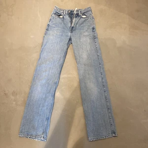 Weekday jeans  - Ljusblå weekday jeans i rowe extra high straight jeans!