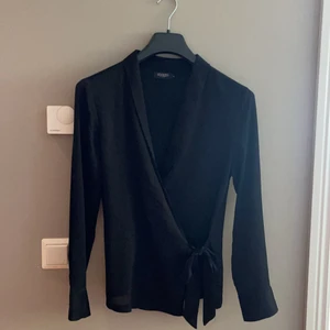 Blus  - Blus från märket Soaked i storlek M, knyte, knappar som går att knäppa upp vid ärmens slut. 