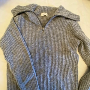 Grå zipper - Enkel grå zipper, bara höra av er vid frågor eller vid köp 