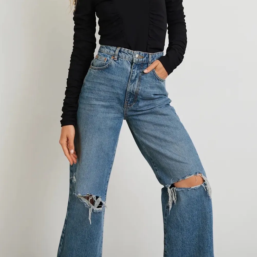 Supersnygga mörkblåa wideleg jeans i modellen ”Idun” från Ginatricot! Strl 38💕. Jeans & Byxor.